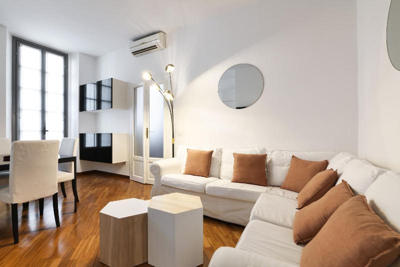 Charming San Babila Apt. — забронировать отель в Милане