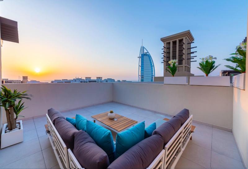 Maison Privee - Exclusive Seaview 3BR Roof Terrace Apt with Scenic Views of Burj alArab — отзывы гостей и цены