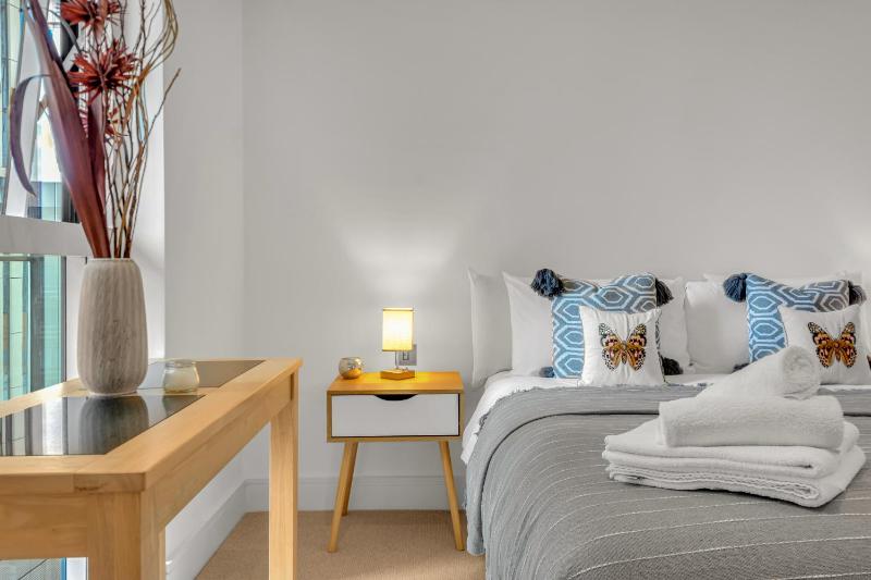 Modern 01 & 02 Bed Apartment in Canary Wharf — забронировать отель в Лондоне