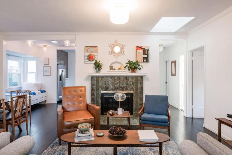 Цены на The Exquisite Venice Beach Bungalow with Garden в Лос-Анджелесе