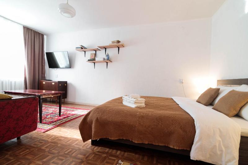 The Soviet Union apartment in the heart of the old city — забронировать отель в Алматы