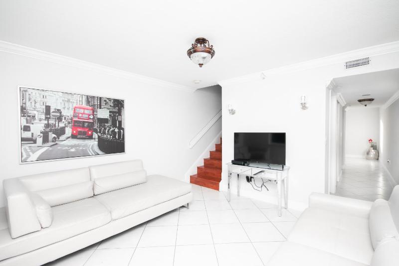 Beautiful 2/2.5 Condo w/Free Parking Fast WIFI — отель с удобным расположением в Майами