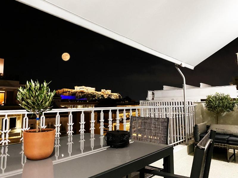 Parthenon and Syntagma square view apartment — отель в Афины, Греция