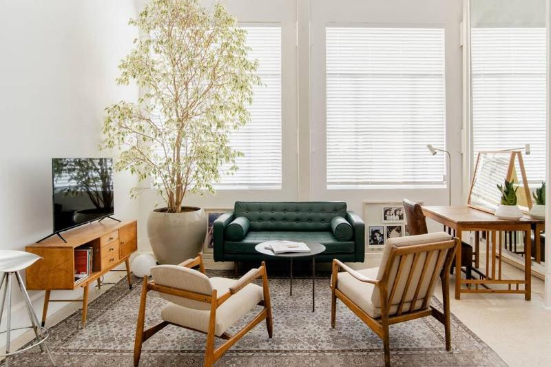 A Gorgeous Studio in the Hippest Building in Town — отель в Тель-Авиве, Израиль