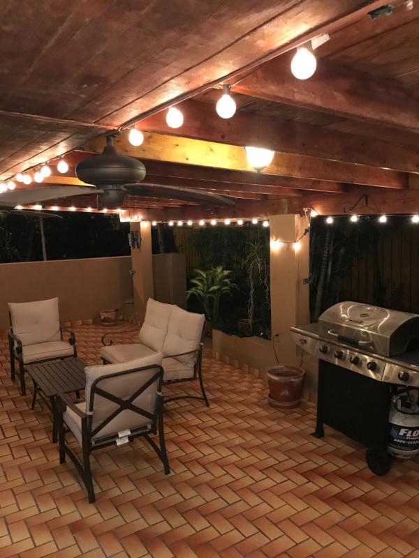 Beautiful Miami Home 13 Minutes Away From MIA — забронировать отель в Майами