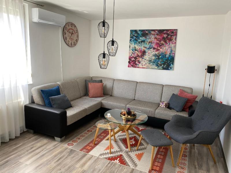 Lovely and Cosy 1-Bedroom Apartment — отель с удобствами в Сараево
