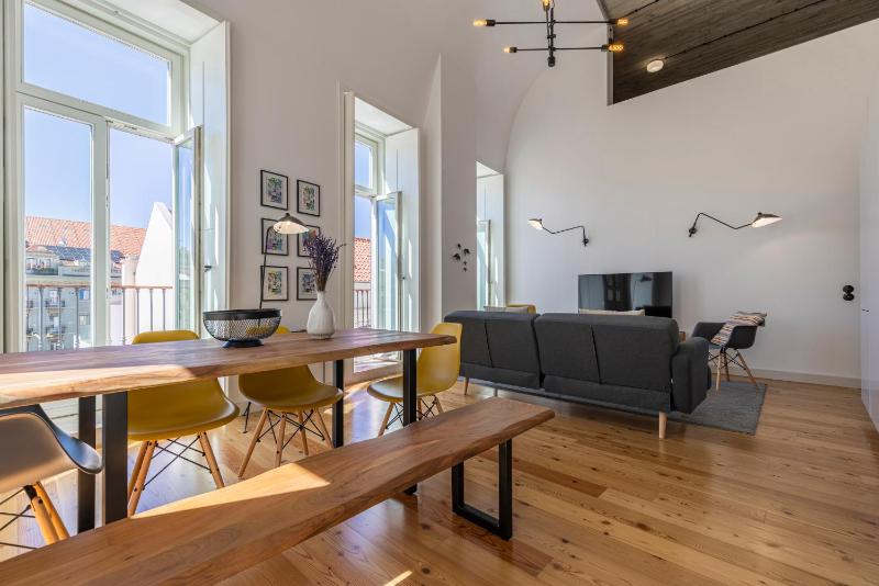 Цены на Glamorous 3BDR Apartment in City Center by LovelyStay в Лиссабоне