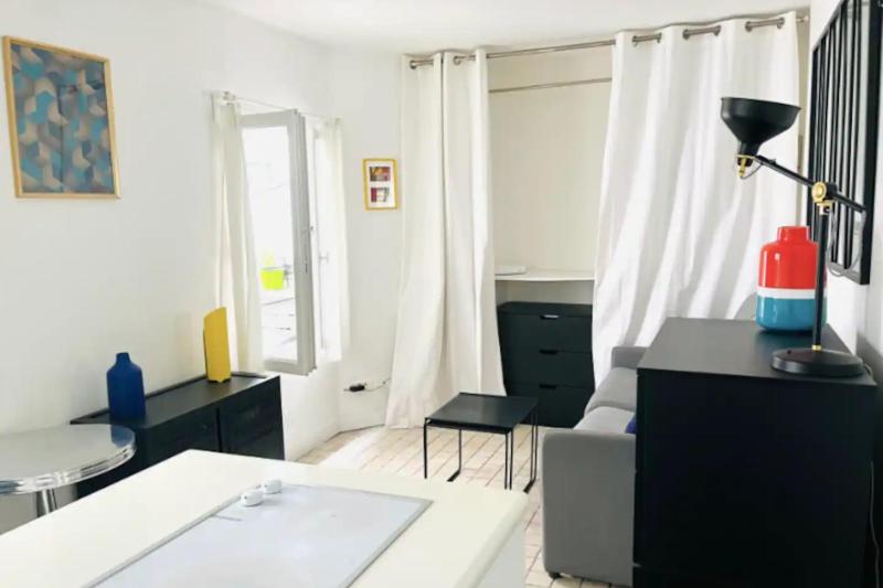 Unique and Bright Studio Apartment in Paris — забронировать отель в Париже