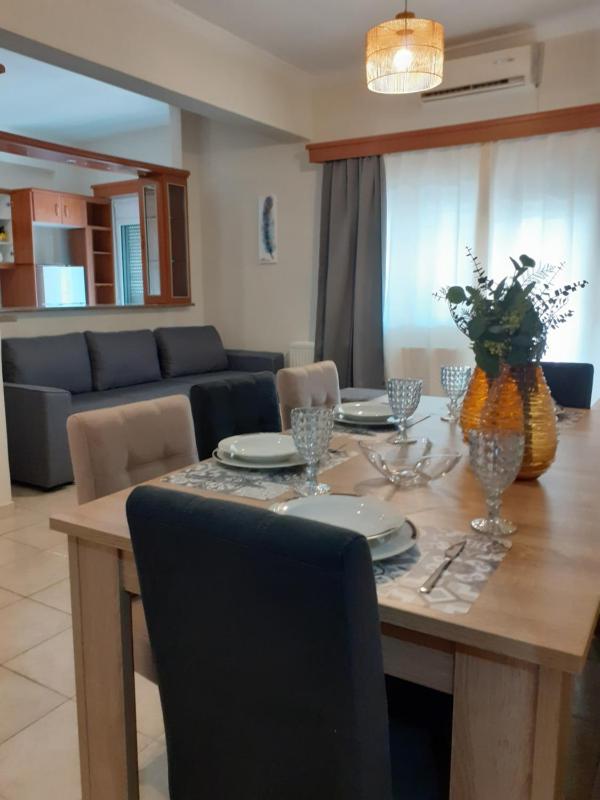 Spacious Apartment in Athens center Sepolia near two metro and train stations — забронировать отель в Афины