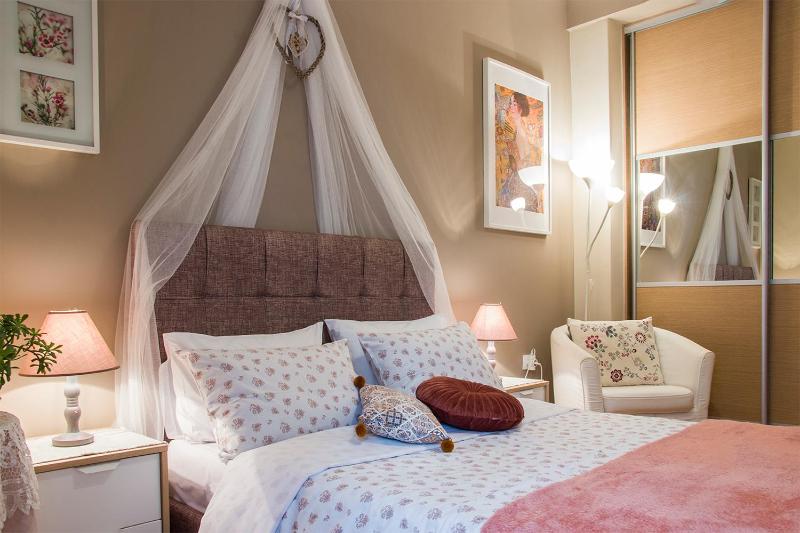 City stay close to the metro a charming flat — отель в Афины, Греция