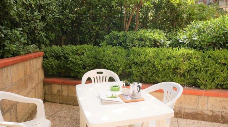 House with garden and parking space in Mergellina — отель с удобным расположением в Неаполе