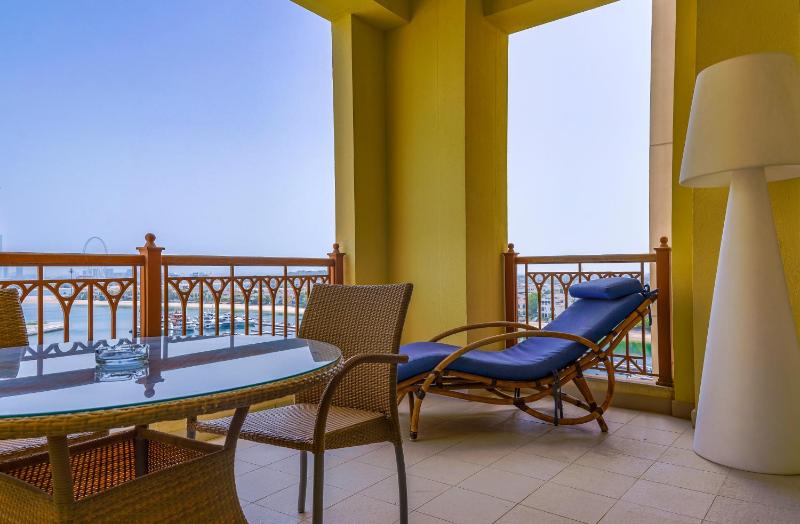 Maison Privee - Modern and Airy 2BR in Palm Jumeirah — отель с удобствами в Дубае