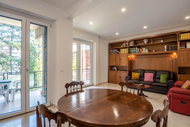 Claudia Apartment Balduina — отель с удобствами в Риме