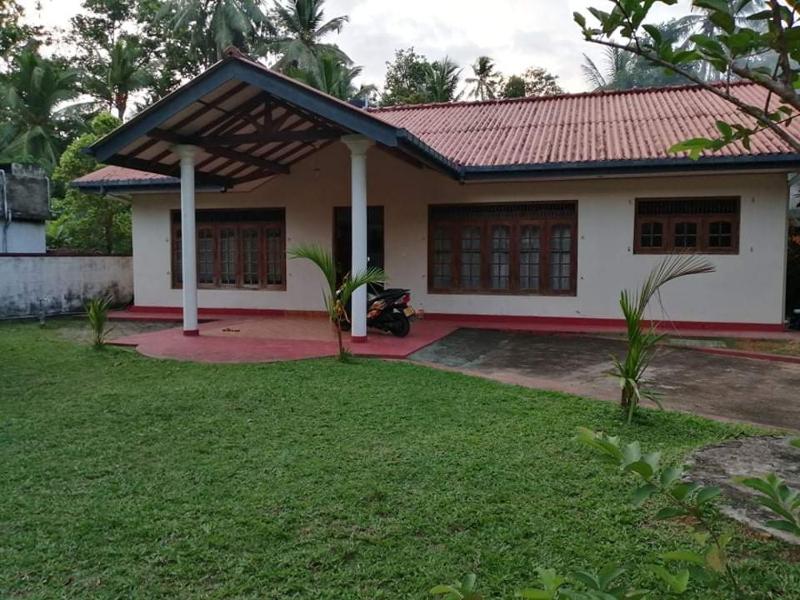 Gayan's Holiday Home — отель с удобствами в Хиккадува