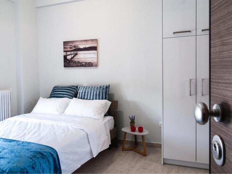 Konstantinou Apartment - smart & roof top terrace — забронировать отель в Афины