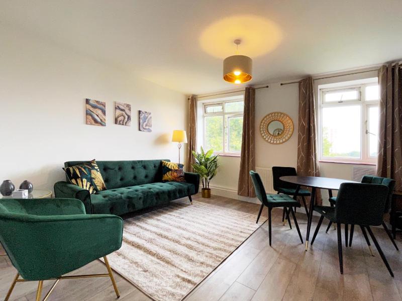 Sophie Place in Vauxhall - 3 Double Beds, 1 Sofa Bed, Spacious — отель с удобствами в Лондоне
