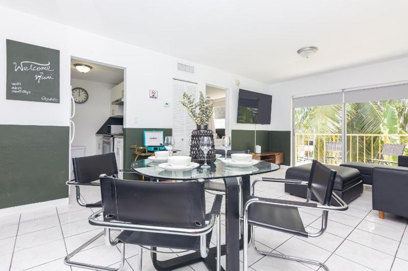 One Bedroom Apartment - with Parking & Balcony - Heart of Wynwood — забронировать отель в Майами