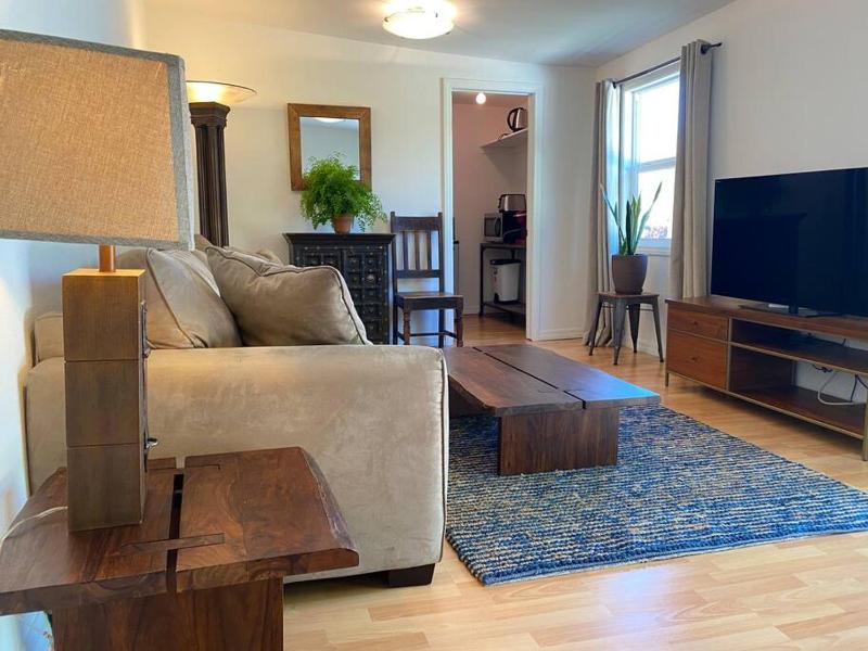 Charming Duplex with private backyard — забронировать отель в Лос-Анджелесе