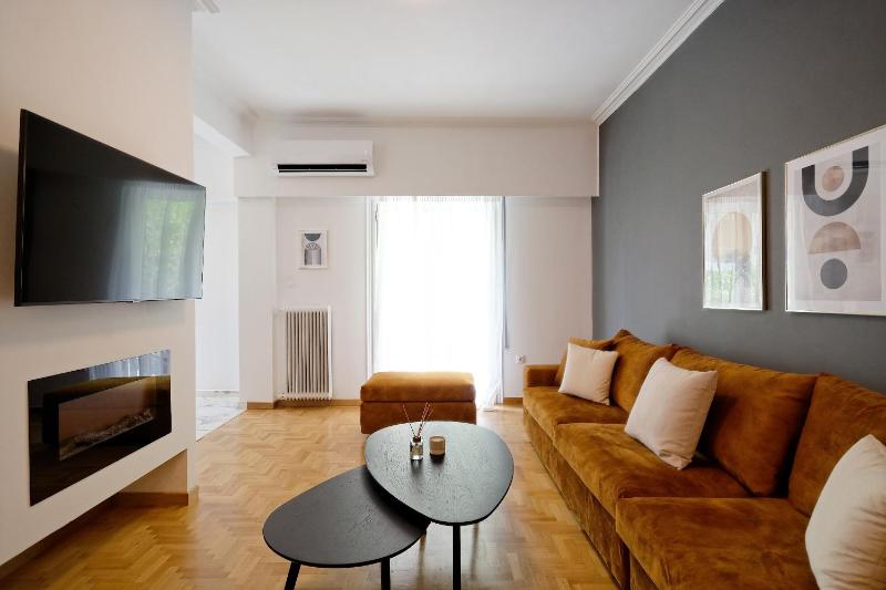 Elegant Big Apartment in Athens Center With Balcony — отель с удобствами в Афины