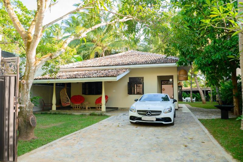 Almayans Bungalow — забронировать отель в Унаватуна