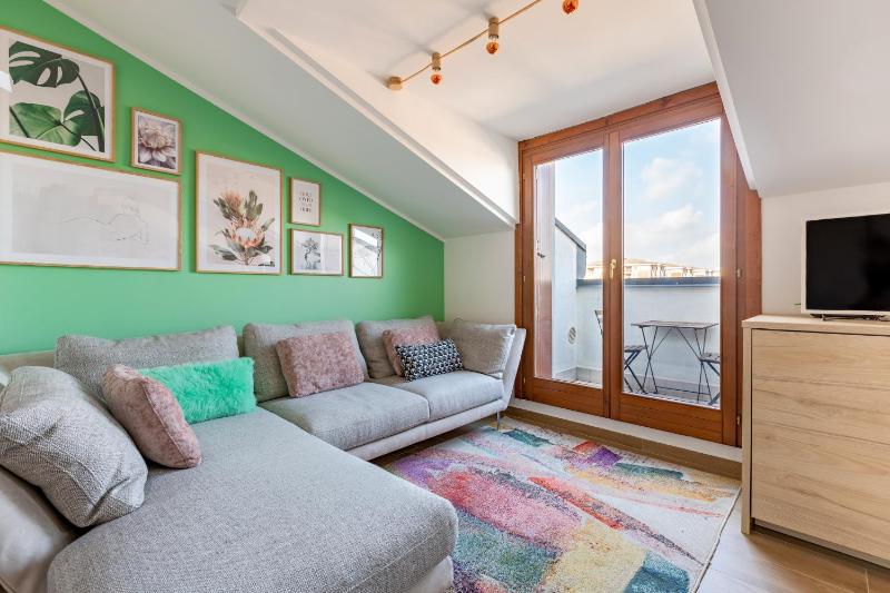 Cozy Studio W/Parking 5 min walk from the bus stop — отель с удобствами в Милане
