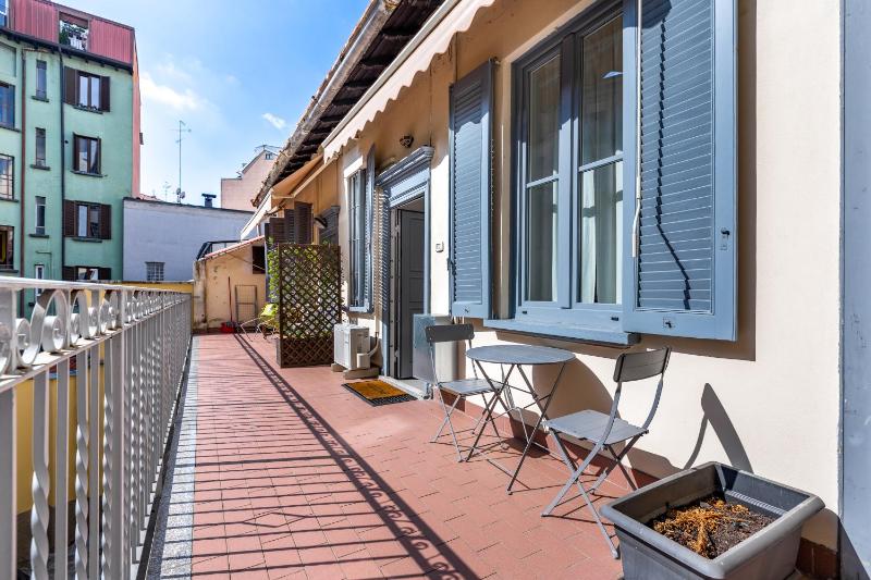 Cosy Studio with shared Terrace! — отель с удобствами в Милане
