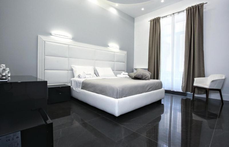 Цены на DUOMO LUXORY HOME в Неаполе