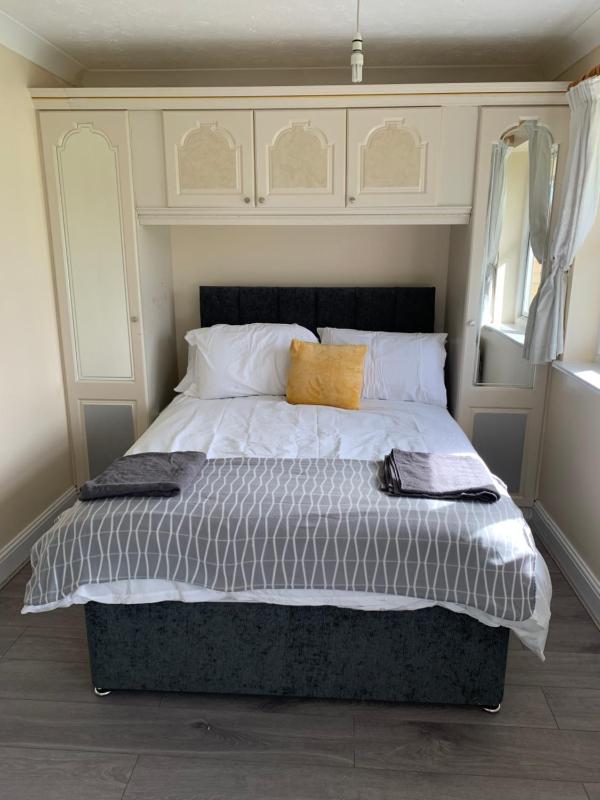 Large, Spacious 3 Bedroom Sleeps 6, Apartment for Contractors and Holidays in Lewisham, Greater London - 1 FREE PARKING SPACE & FREE WIFI — отель в Лондоне, Соединенное Королевство