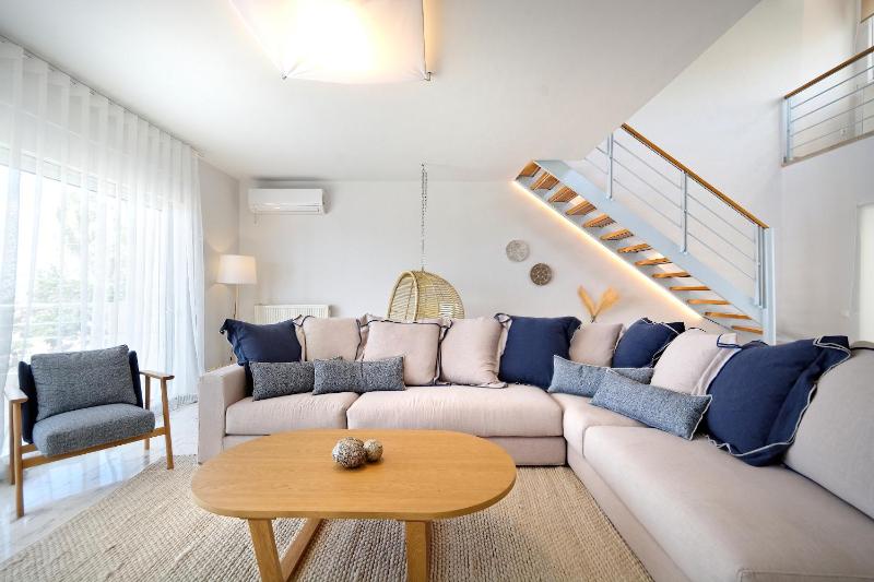 Triplex Villa Gardenia Glyfada sea view — забронировать отель в Афины