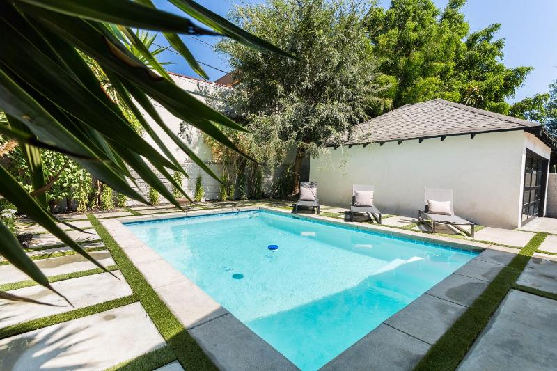 Modern Bungalow with a Pool in Larchmont Village — забронировать отель в Лос-Анджелесе
