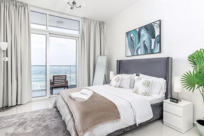 Serene Studio at Damac Hills Carson B — забронировать отель в Дубае