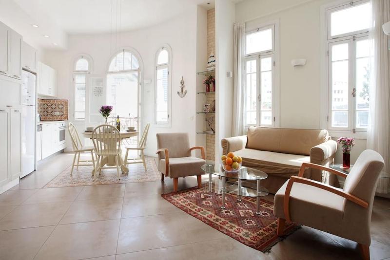 Stunning 2BR in Kalisher by Holiday-Rentals — комфортный отель в Тель-Авиве