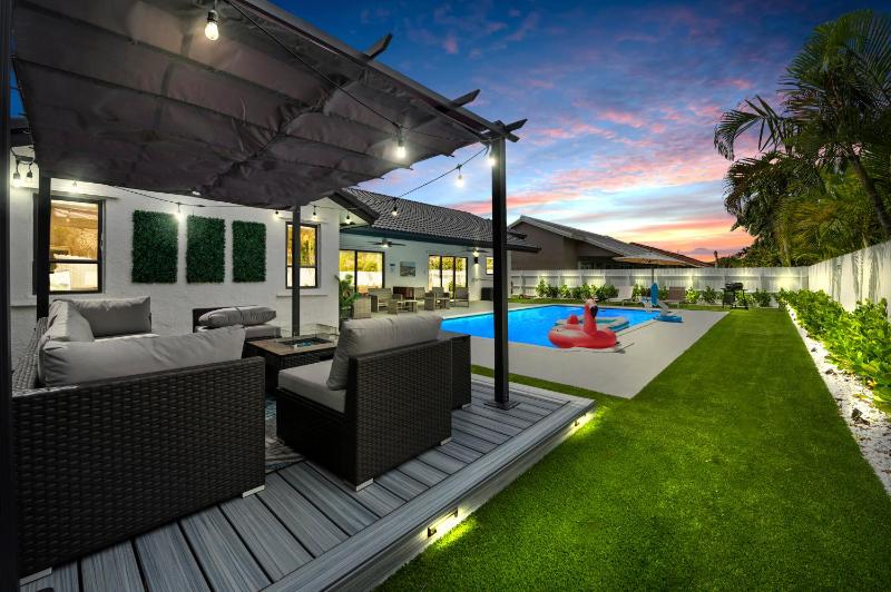 Villa Paradise Miami, Luxury Gem with Heated Pool, Game Room, Fire Pit, 3 Bed 2 Bath — отель с удобным расположением в Майами