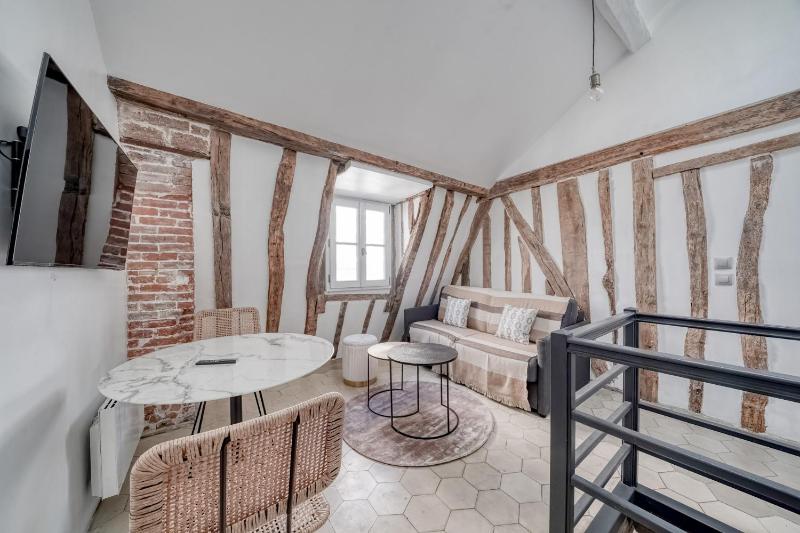 Цены на Ultra Central Historical Parisian Flat - Louvre в Париже