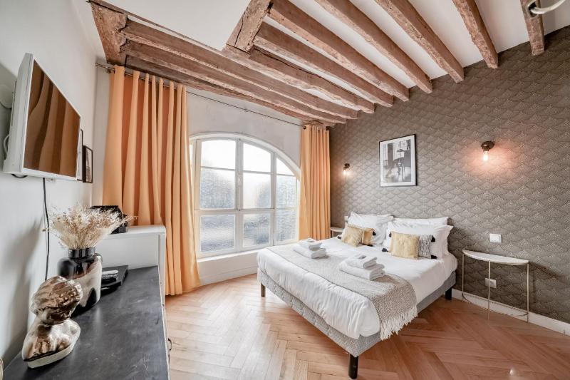 Цены на AMAZING HISTORICAL PARISIEN FLAT NEXT TO LOUVRE AREA ! -5 в Париже
