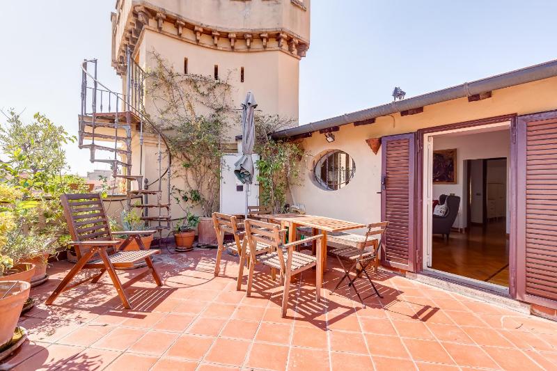 Colosseum Terrace Penthouse — отель с удобным расположением в Риме