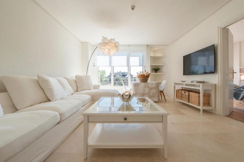 LUMINOSO Y ELEGANTE APARTAMENTO EN URBANIZACION DE LUJO EN ARAVACA - MADRID / CON PISCINA, GIMNASIO Y PARKING PRIVADO CON PORTERO Y VIGILANCIA — отель с удобствами в Мадриде