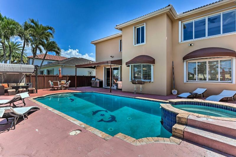 Spacious Miami Retreat with Grill, Pool and Dock! — отель с удобствами в Майами