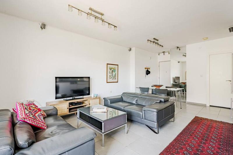 Surprising 2BR in Flea Market by Holiday-rentals — отель с удобствами в Тель-Авиве