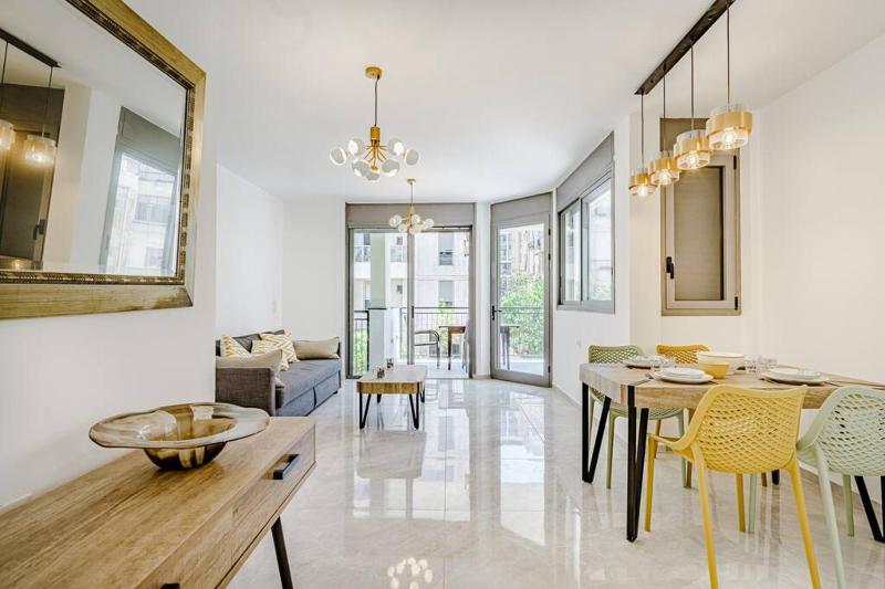 Amazing New 3BR in Yona Hanavi by Holiday-rentals — отель в Тель-Авиве, Израиль