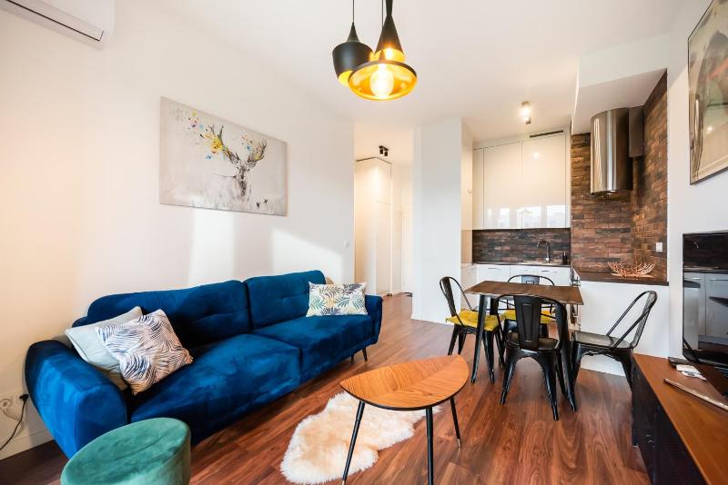 Navy Blue Apartment — отель с удобным расположением в Варшаве