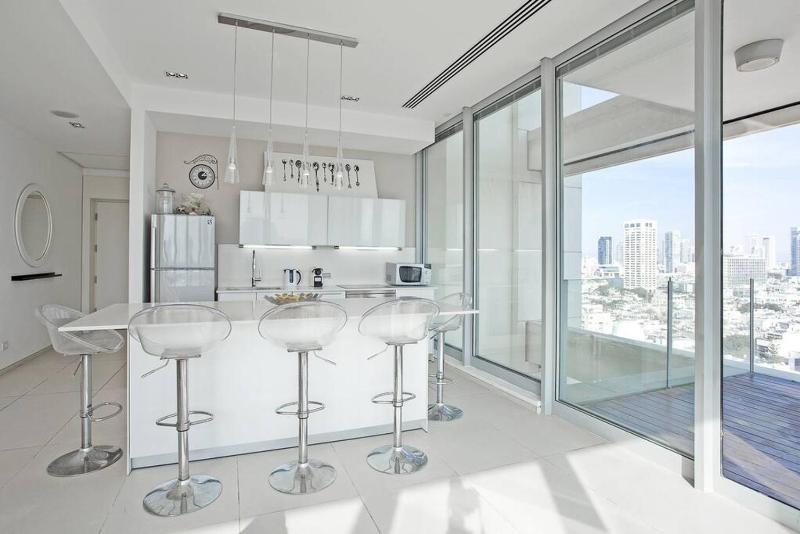 Цены на Luxury 2BR in Frishman Tower by Holiday-rentals в Тель-Авиве