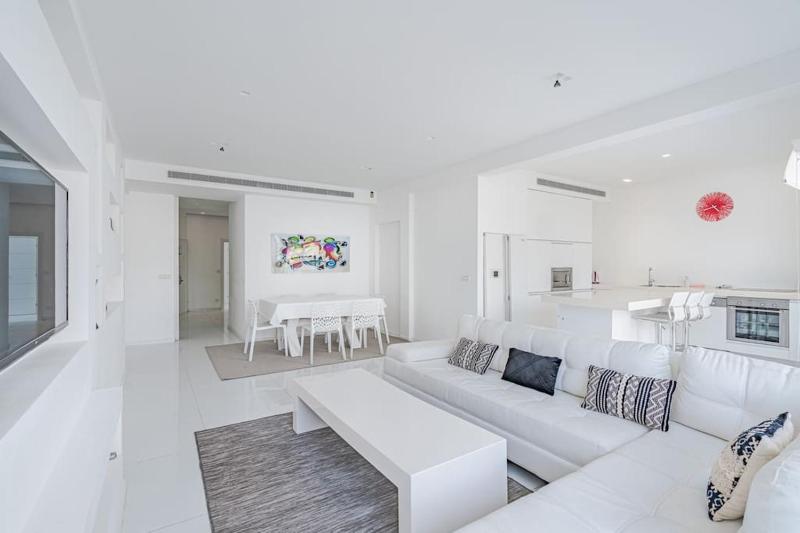 Spacious 3BR in Ben yehuda by Holiday-rentals — отель в Тель-Авиве, Израиль