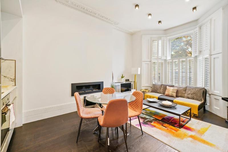 1 & 2 Bed Cosy Apartments next to Earls Court FREE WIFI — отель в Лондоне, Соединенное Королевство
