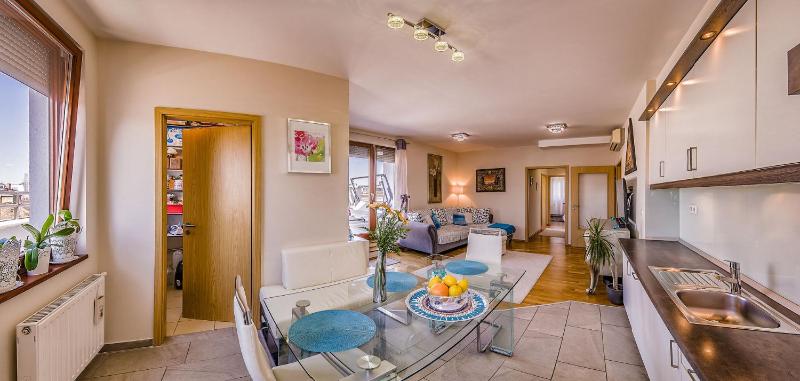 Budapest Top Apartment with Private 90 sqm Rooftop, Free Parking and Air Condition — забронировать отель в Будапеште