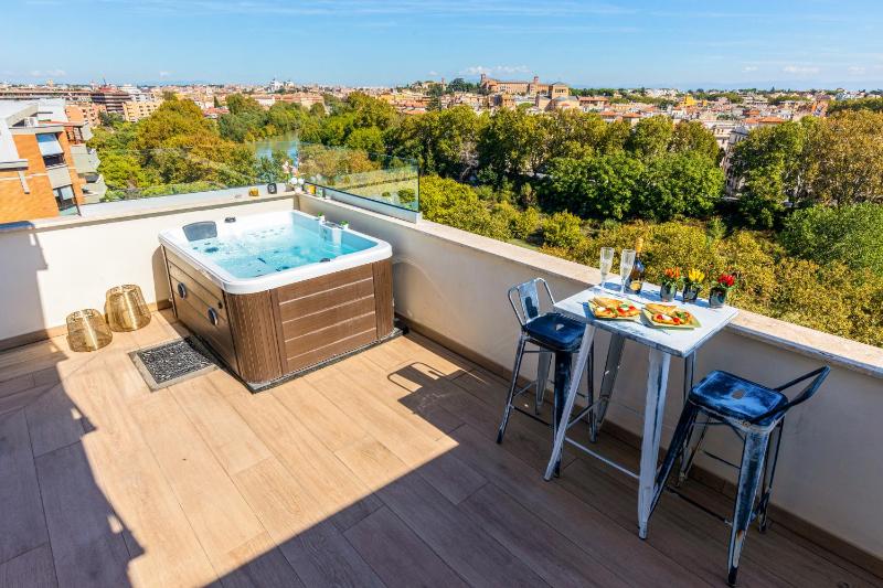 Penthouse with a panoramic rooftop in Trastevere with seasonally Jacuzzi — отель с удобным расположением в Риме
