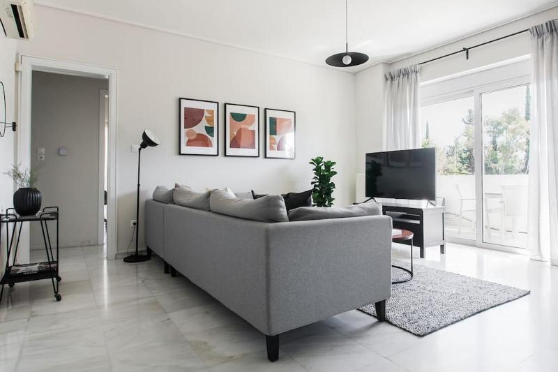 Magnificent 2BR Apartment in Marousi by UPSTREET — отель с удобствами в Афины