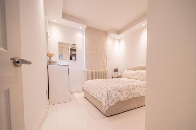 Gorgeous Light Contemporary Apt in Notting Hill — отель с удобствами в Лондоне