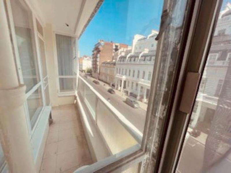 Hyde Park & Lancaster Gate Apartment Sleeps Six — забронировать отель в Лондоне