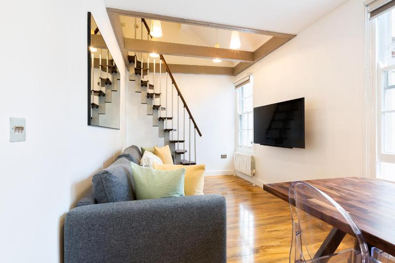 Spacious 4 bedrooms flat in New Oxford Street — отель в Лондоне, Соединенное Королевство